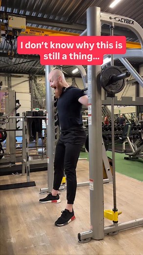 Simon Dingemans | Glute specialist on Instagram: "Comment “free” for a FREE glute program in my APP! 🥳🍑 ⁠ ❌️STOP DOING THIS 🫣☠️ ❌️⁠ ⁠ Going heavy and doing half reps is the reason your glutes divorced you.⁠ 👀💅⁠ ⁠ But we’re going to get them back.⁠ ⁠ Possibly remarry them, but not yet sure about that.⁠ ⁠ ⁠ Here’s how I do them:⁠ ⁠ ✅️ I lay the bar on my traps⁠ ⁠ ✅️ I set my feet 1 step forward, at shoulder width apart and turned outwards⁠ ⁠ ✅️ I keep my upper body straight with the 2 cake ci