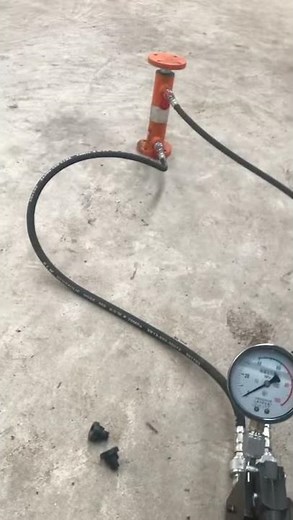 Hydraulic cylinder with hand pump operation