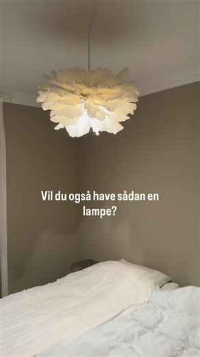 🌸🌸DIY lampe🌸🌸 Annonce/: SÅDAN LAVER DU DEN SMUKKESTE BLOMSTER LAMPE Denne her lampe har jeg vist før, og I var MANGE der var vilde med det, og det kan jeg så godt forstå- DEN ER DÆLME OGSÅ FLOT Vi har brugt : 🌸 Crepepapir 🌸 Pap 🌸 Limpistol eller hæfteklammer 🌸 Saks og linial DET VIGTIGSTE ER DU BRUGER EN LED-PÆRE, DER IKKE BLIVER VARM Går det lidt for stærkt i reelen, så har jeg lavet en STEP BY STEP opskrift i både tekst og billeder, som kan købes på min nye webshop 🎊 https://dichmanns