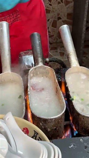 廣東江門吃豬雜粥，7元一份，新鮮豬雜生滾，還有魚片，看著好鮮 #streetfood #foodie #food #美食 #路邊攤美味