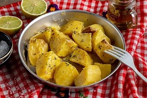 Αργυρώ Μπαρμπαρίγου: Πατάτες φούρνου με μπύρα - τραγανές σαν τηγανητές και μέσα μελωμένες (βίντεο) | eirinika.gr