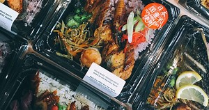 【ロボット導入事例】協働ロボットにより弁当盛付自動ラインを実現！瞬時に向きや形状を認識 | 製造業の生成AI活用・自動化推進に役立つメディア