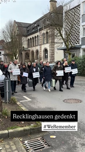 Stadt Recklinghausen on Instagram: "Heute ist Holocaust-Gedenktag. Ein Tag des Erinnerns und der Verantwortung. Den Auftakt bildeten am Vormittag Schüler*innen der Wolfgang-Borchert-Gesamtschule, die mit eindrucksvollen Beiträgen ein starkes Zeichen setzten: „Nie wieder ist jetzt.“ Heute Nachmittag folgte der Koffermarsch durch Recklinghausen, von der Gedenkhaltestelle an der Kemnastraße bis zur Synagoge. Still, würdevoll, eindringlich. Die Koffer stehen für das unermessliche Leid der jüdischen 