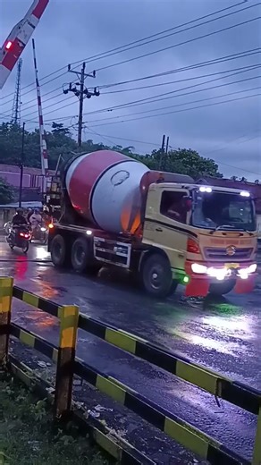 Palang Mulai Turun… Suasana Berubah! | Gate Lowers… Atmosphere Shifts!