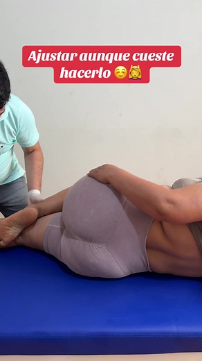 El dolor en las nalgas 🍑 es más común de lo que parece y muchas veces no viene del músculo en sí, sino de tensiones profundas, puntos gatillo, rigidez de la pelvis o irritación del nervio ciático. La terapia corporal manual ayuda a liberar esas zonas con técnicas de masaje profundo, trabajo miofascial y ajustes manuales suaves 👐, mejorando la circulación y devolviendo movilidad al cuerpo. Al relajar los tejidos y equilibrar la zona lumbar–pélvica, el dolor disminuye y la sensación de pesadez o
