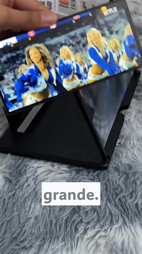 ¿Cansado de forzar la vista con una pantalla de móvil pequeña? 😩 Nuestro amplificador de pantalla te ofrece una experiencia HD cinematográfica en cualquier lugar. 🌟 Portátil, ligero y fácil de usar: perfecto para tus trayectos, descansos para comer o noches acogedoras en casa. 🚆🍿 ✔️ Reduce el deslumbramiento y la fatiga visual ✔️ Compatible con la mayoría de los teléfonos ✔️ No necesita baterías El mas vendido en todo el mundo – ¡Únete a miles de clientes satisfechos! 👇 ¡Consigue el tuyo an