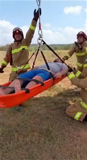 Helicóptero tenta resgate e perde a estabilidade 😳🚁 #humor #inesperado #flagra #IA