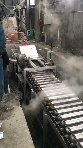 Aluminum ingot casting machine, aluminum ingot production line, aluminum ingot