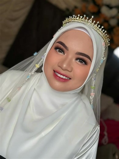 Ditahun kedua aku jadi seorang perias hasil makeup aku dikatain masih 30% dan belum layak tampil, aku buktikan di tahun keempat. ~ Makeup itu selera, secantik dan serapih apapun hasil kita kalo bukan selera kamu ya tetap aja 30% di mata kamu. Semua butuh proses, dan inilah prosesku. | Evie Lestari