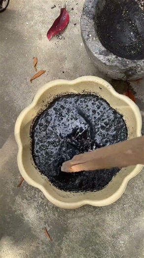 Charcoal and crushed eggshells — the secret of successful gardeners. #garden #farming #diy