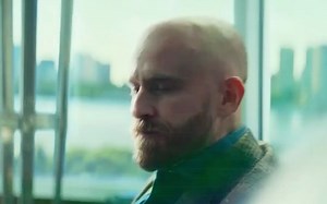 一个黑人突然把球砸向白人