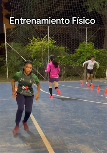 Entrenamientos de Fútsal para Mujeres⚽️🔥 #EscuelaDeFutbolParaMujeres #UnClubParaTodas #futbolfemenino #santacruzdelasierra🌴☀️ #bolivia🇧🇴