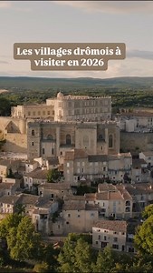 Quelques villages à découvrir en Drôme en 2026 ✨ Grignan – Château emblématique et écrin de l’Année Sévigné, au cœur de l’histoire littéraire et mondaine du XVIIᵉ siècle. Bathernay – Au pays des galets, un village authentique, marqué par son relief et ses vues ouvertes sur la Drôme des collines. La Laupie – Un village reconstruit avec patience et respect dans les années 1970, après les destructions de 1944. Une renaissance patrimoniale singulière en deux pas de Montelimar. La Garde-Adhémar (Plus