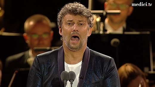 595K views · 26K reactions | In this concert at Berlin's Waldbühne, the acclaimed tenor Jonas Kaufmann honors immortal Italian opera composers like Verdi, Mascagni, and Ponchielli, and helps us discover lesser-known arias by composers like Ernesto De Curtis and Nino Rota. Watch him now as he performs De Curtis’s sublime Torna a Surriento with the Rundfunk-Sinfonieorchester Berlin (RSB) under Jochen Rieder! https://bit.ly/45RsYsA | medici.tv | Facebook