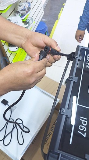 279K views · 3.2K reactions |  ¡Así es! Este reflector viene con un panel súper grande, esta combinación es realmente sorprendente, ya que su iluminación puede llegar a alumbrar un área de un patio o cancha. #lucessolares #luzsolar #reflectores | Luces Solares y Reflectores Pormayor.pe | Facebook