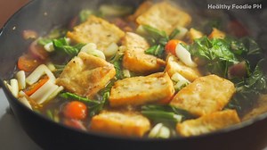 How to cook Braised Tofu with Petchay ⬇️ Ingredients: For the Tofu 1 block of firm tofu Salt and pepper (to taste) 1 tbsp cornstarch (for coating) Air Fry at 200°C for 12-15 minutes, flipping halfway, until crispy. For the Braise: Other ingredients: 1 tbsp olive oil 3 cloves garlic, minced 1 red onion, sliced 1 cup cherry tomatoes, halved 2-3 bundles of petchay (snow cabbage) 1 tbsp low-sodium soy sauce 1 tbsp vegetarian oyster sauce 1 cup water 1 tsp sesame oil 1 tbsp cornstarch black pepper (t