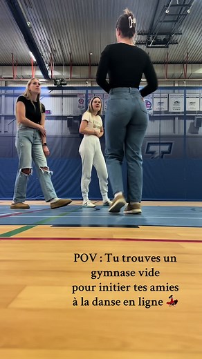 Initiation à la danse en ligne dans un gymnase vide