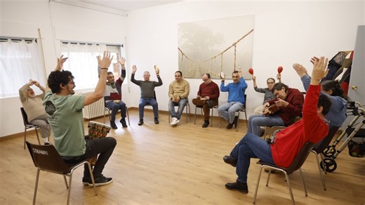 Una asombrosa 'orquesta' de musicoterapia suena en Cosamai