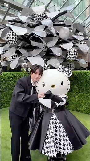 🖤 #BEOMGYU meets #ハローキティ 🤍 #HelloKittyWeek #HelloKittyDay #HELLOKITTYSPICNICGARDEN #TXT #WDYG