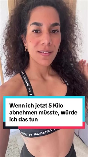 Wenn ich jetzt 5 Kilo abnehmen müsste, würde ich genau das hier tun, und nein, es ist kein Kalorien zählen. 👇 1. ich würde meine Cardio Workout ersetzen durchtägliches spazieren gehen und 10.000 Schritte laufen. 2. ich würde meine Proteinzufuhr erhöhen und täglich 1,6 Protein/ Kilogramm Körpergewicht essen. 3. ich würde mich intuitiv ernähren, anstatt Kalorien zu zählen und würde auch mal ein Stückchen Schokolade essen, anstatt jeden Tag auf alles zu verzichten. 4. Ich würde jeden Tag zur gleic