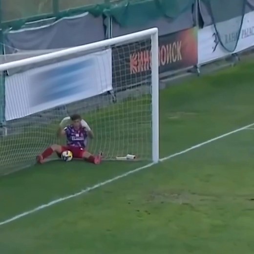 У Казахстані голкіпер пропустив гол прямим ударом з центра поля 😬 До слава, цей хлопець захищав ворота Кайрата у матчі з Реалом 👀 | Champion.com.ua