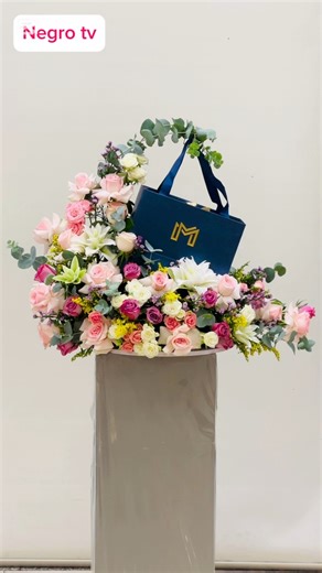 paper bag flower arrangement #flowers #flowerseveryone #flowerloversmoment #vase #chocolatelover #chocolatelover #viralvideo #videos | Negro Tv