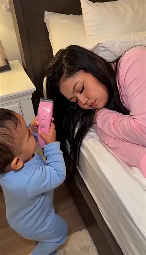 Haz clic en la plantilla de la esquina inferior izquierda para hacer un video igual. BREAKING: Nama resmi final Seedance 2.0 adalah Dreamina Seedance 2.0. Apa hubungan antara Dreamina dan salah satu model AI paling dinantikan tahun ini? Just caught the official final name for one of the most hyped AI video model of the year: it’s no longer just Seedance 2.0, it’s Dreamina Seedance 2.0. 👀 This video is made by Dreamina Seedance 2.0. Check out access to this model on Dreamina. #dreamina #dreamina