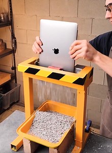 1.6M views · 8.2K reactions | ÇA À ÇA a recyclé son ordinateur portable pour mettre son smartphone à l'abri de la casse ! | Brico Famille | Facebook