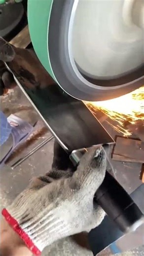 The Process Of Sharpening Metal Blades Precisely Using Automatic Belt Grinder