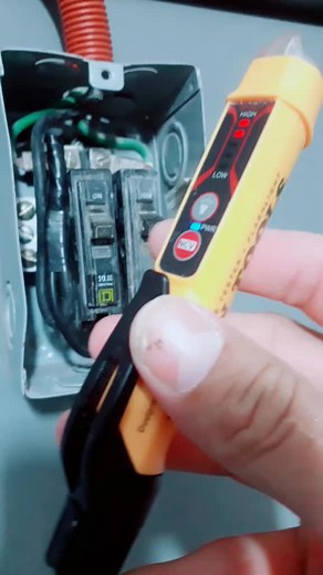 Cómo utilizar un multímetro Sperry: Probador de voltaje NCVT3