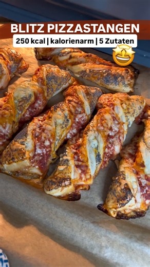 Jenny | Zuckerarm | leichte Rezepte on Instagram: "Anzeige ⬇️ Blitz Pizzastangen Rezept 🍕 250 kcal | 17 Kohlenhydrate | 8 Protein | 16 Fett bei 1 von 6 Stück Es muss ja nicht immer alles High Protein sein! Manchmal will man auch einen leckeren, herzhaften Snack und was gibt es besseres, als Pizza?!? Pizzastangen 😄👆🏻 🍕 1 Blätterteig Kühlregal 🍕 100g passierte Tomaten 🍕 30g Mohn oder Sesam [ihr könnt sie auch mit Schinken etc füllen!!] 🍕 70g Gratin Käse Light 🍕 1 Ei Salz, Pfeffer, Italian