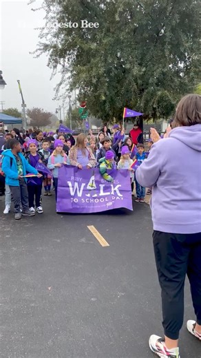 Modesto students’ walk to school honors civil rights icon Ruby Bridges. Woodrow Elementary students, families and leaders walked the Virginia Corridor Trail to spotlight Ruby Bridges’ role in ending school segregation. Read our story at modbee.com, link in bio. Story by Atmika Iyer 🎥 Deke Farrow | The Modesto Bee