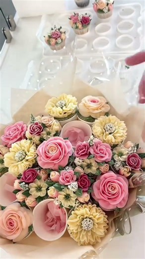 Making this flower bouquet felt so therapeutic! BouquetCake DIYCupcakes CreativeBouquet HealingFood