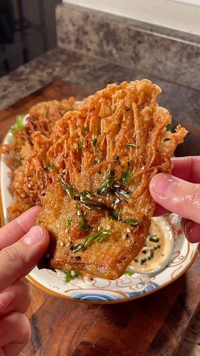 Sarah on Instagram: "Taiwanese fried chicken inspired enoki mushrooms 😋 Recipe is the same as my Taiwanese fried chicken (can be found on my website), but using 2-3 packs of enoki mushrooms! Inspired by bae @thespicyjuju"