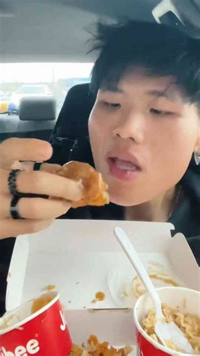 Jollibee fried chicken and adobo rice mukbang