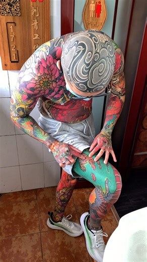 尘埃刺青-阿拉坦仓 on Instagram: "重彩通体纹身 大腿红色排异 已经空针刺两次啦 还是差点意思 等恢复一年后再重新补色 还有大腿绿色这个时候有点沉色 不过杭州纹身展会时好了很多 纹身就是你尽力 剩下的交给时间沉淀吧#tattoo #tattooart#tattooartist #尘埃刺青#阿拉坦仓#刺青文化 #blackandgrey#blackandgreytattoo#tattoodesign#freehand#tattoodo #orientaltattoo#asiantattoo #刺青文化 #tattooer#tattooing#tattooistartmag #刺青男孩 #tattoosketch #chinesetattoo #纹身 #刺青 #中国🇨🇳"