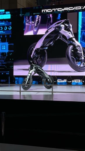 ヤマハ MOTOROiD:Λ（モトロイド ラムダ）が立ち上がるところ