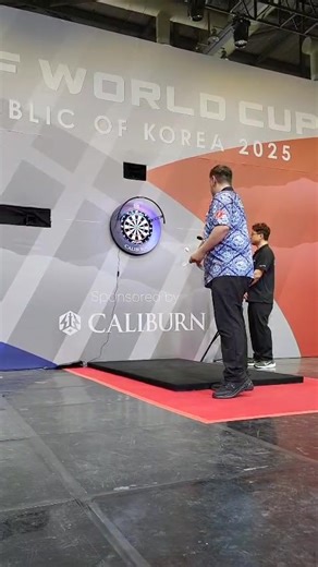 WDF World Cup 2025 Team Austria: Gestern noch bei der Eröffnungszeremonie, heute bereits bei den Spielen im Einsatz! Die Herren spielen seit 08:00 österreichischer Zeit im Teambewerb auf der Bühne gegen Dänemark 🇩🇰. Hier seht Ihr den Checkdart von Franko Giuliani zum 2:1. Alle weiteren Informationen findet Ihr hier: Live-Stream: https://www.youtube.com/live/tz_FfIsGlv4?si=bC3I2eE7w-ffXSjf Live-Score Herren-Team: https://tv.dartconnect.com/league/wdfwc/matches/18457 Alle Infos zum WDF World Cup