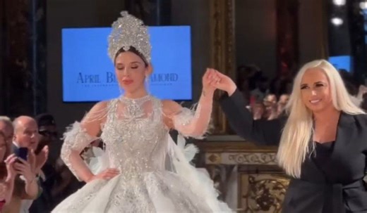 Emma Coronel desfila en la Fashion Week de Milán