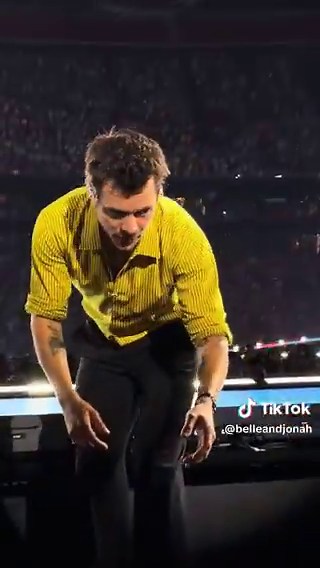 Just saw his reaction to the sign and I’m even more sad now 😥