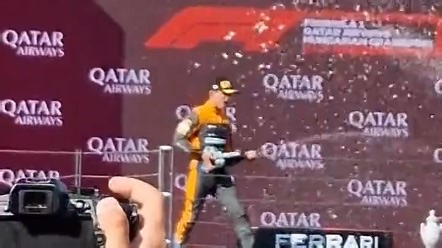 F12023匈牙利大奖赛领奖台大力出“奇迹”？诺里斯开香槟时意外打掉维斯塔潘冠军奖杯