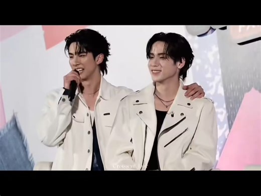 surfjava本来是kiss脸颊的，结果java突然转头了，就结结实实kiss到嘴了，