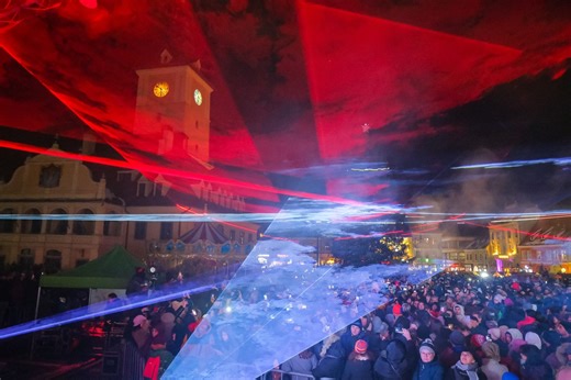 Brașov: DJ de top și spectacol de lasere în Piața Sfatului, de Revelion. Fără artificii, transport public prelungit