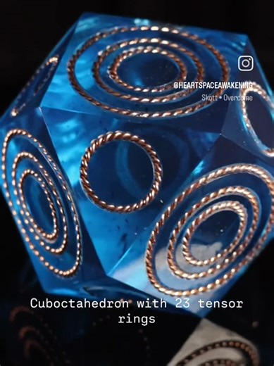 Cuboctahedron con Tres Anillos: Equilibrio y Armonía