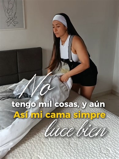 🛏️Solo tengo dos juegos de sábanas… y aun así mi cama siempre se ve bien 🤍 Porque no se trata de tener mucho, sino de cuidar bien lo que tienes. Tender la cama se volvió para mí un acto de orden, calma y autocuido Y ahora que estamos cerrando el año, quiero que mi casa —y mi vida— se sientan así: livianas, suaves y en paz ✨ ¿Tú cómo tiendes tu cama? ¿Más pulida o más acogedora? 🤍#creatorsearchinsights #RutinasReales #OrdenConCalma #CasaEnPaz #VidaSencilla