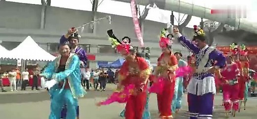 海城高跷秧歌表演，特技表演