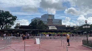 Magic Kingdom adds barriers to main entrance ahead of expected crowds | Chip and Company