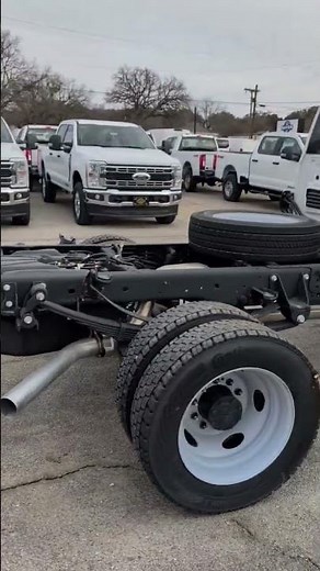 2025 Ford F-550 Super Duty XL 4x4 Crew Cab Chassis – Oxford White