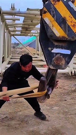 Smart Worker Technique Hooking Ropes to Large Construction Equipment Easily and Precisely #Shorts