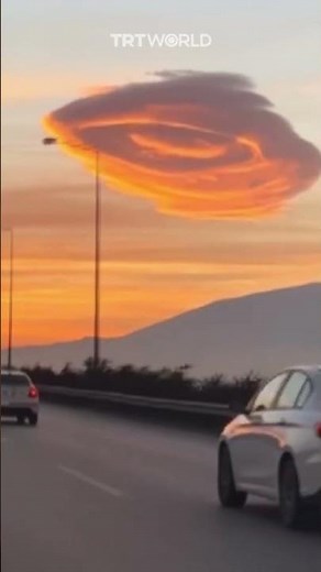 Rare UFO-shaped cloud hovers over Bursa, Türkiye